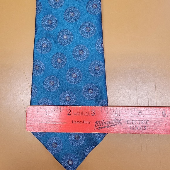 John Henry Mens Silk Necktie Teal Blue Geometric Medallion Pattern 3.75 Inch - Picture 3 of 4